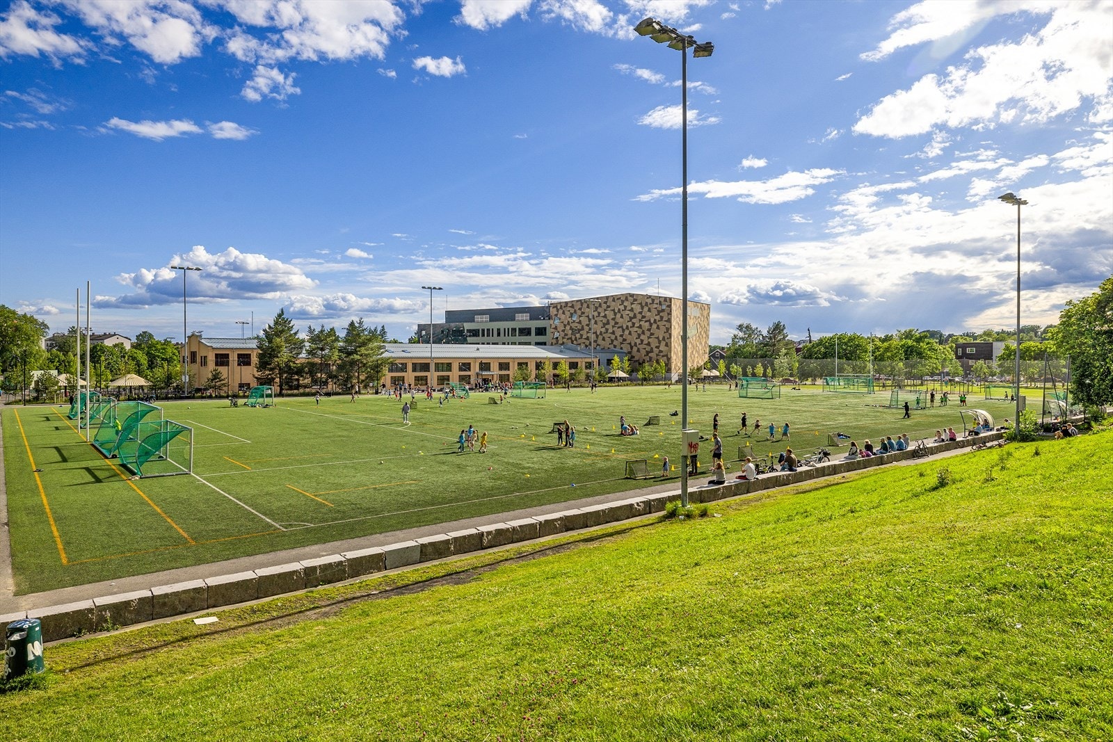 Det er kort vei til flere treningssentre og til Voldsløkka idrettsplass med stort gressområde idrettsbaner for bl.a. fotball, volleyball og tennis. Galleribilde