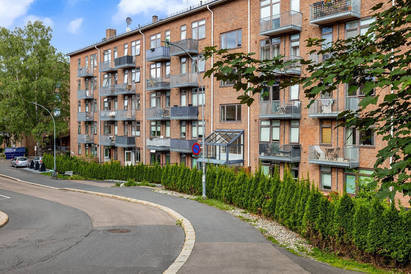 Det er en rekke dagligvarebutikker i området, og innen kort gangavstand finnes busstopp, trikkestopp og T-bane. Galleribilde