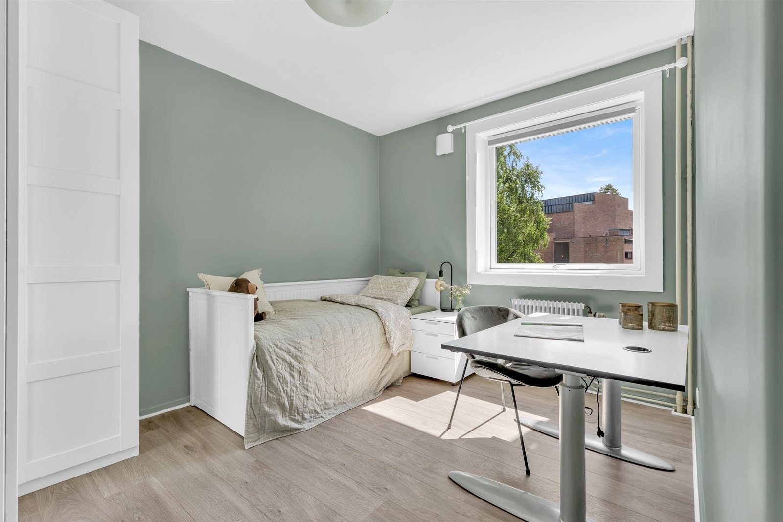 Soverom 2 er også av god størrelse, med plass til seng, nattbord, pult og garderobeskap. Galleribilde