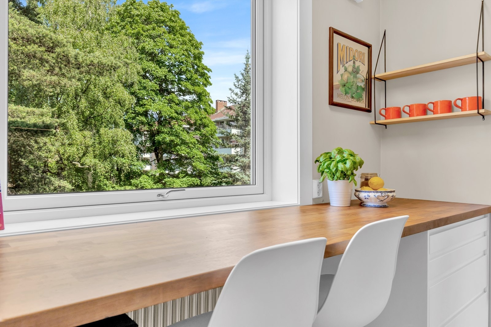 Frodig og grønt utsyn fra kjøkken. Galleribilde