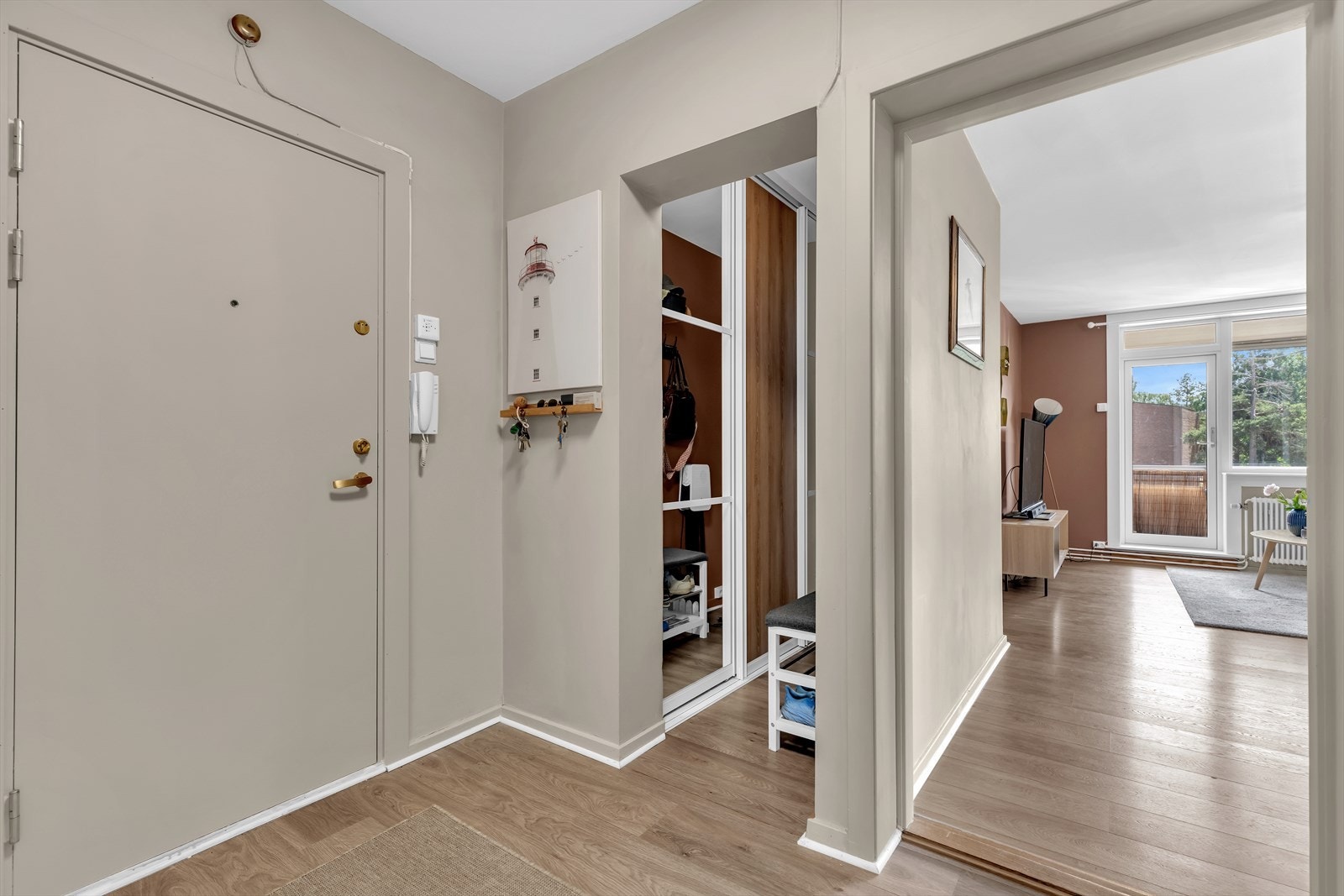 Entréen er romslig og med eget omkledningsrom. Dørcallingssystem gjør det enkelt å slippe in gjester fra gateplan. Galleribilde
