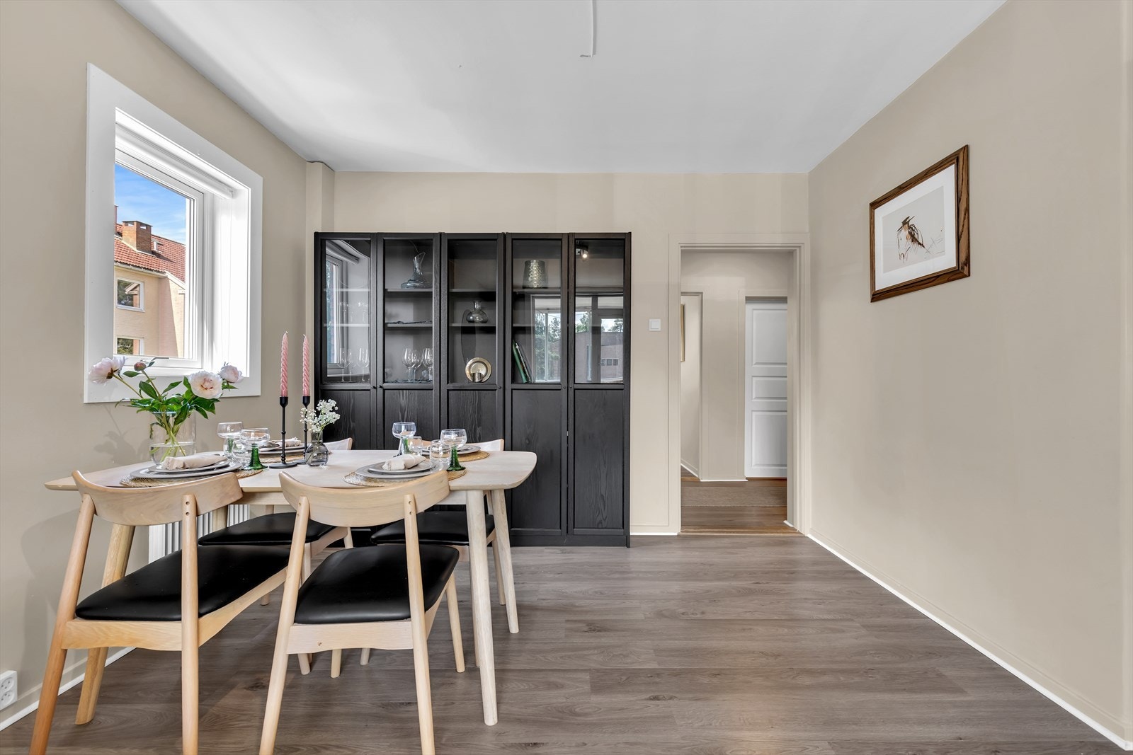 Stuen har god plass til hyggelig spisebord. Galleribilde