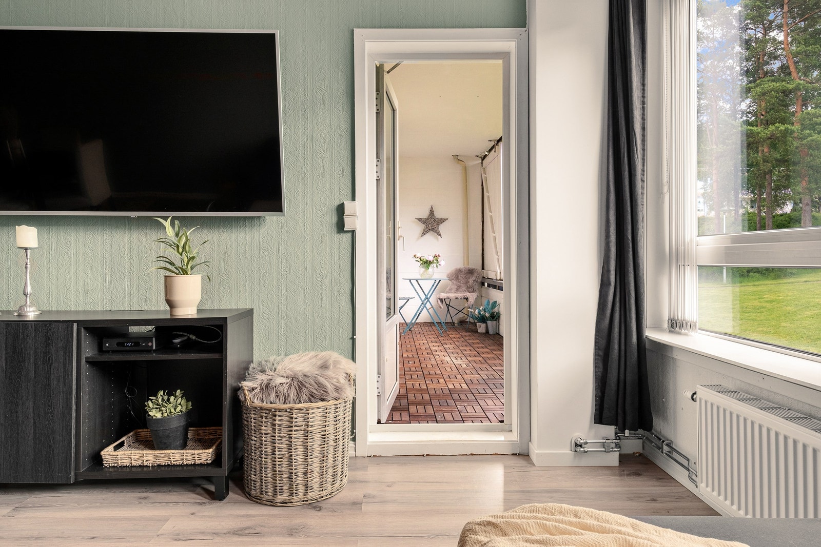 - Fra stuen har man direkte tilgang på balkongen - Galleribilde