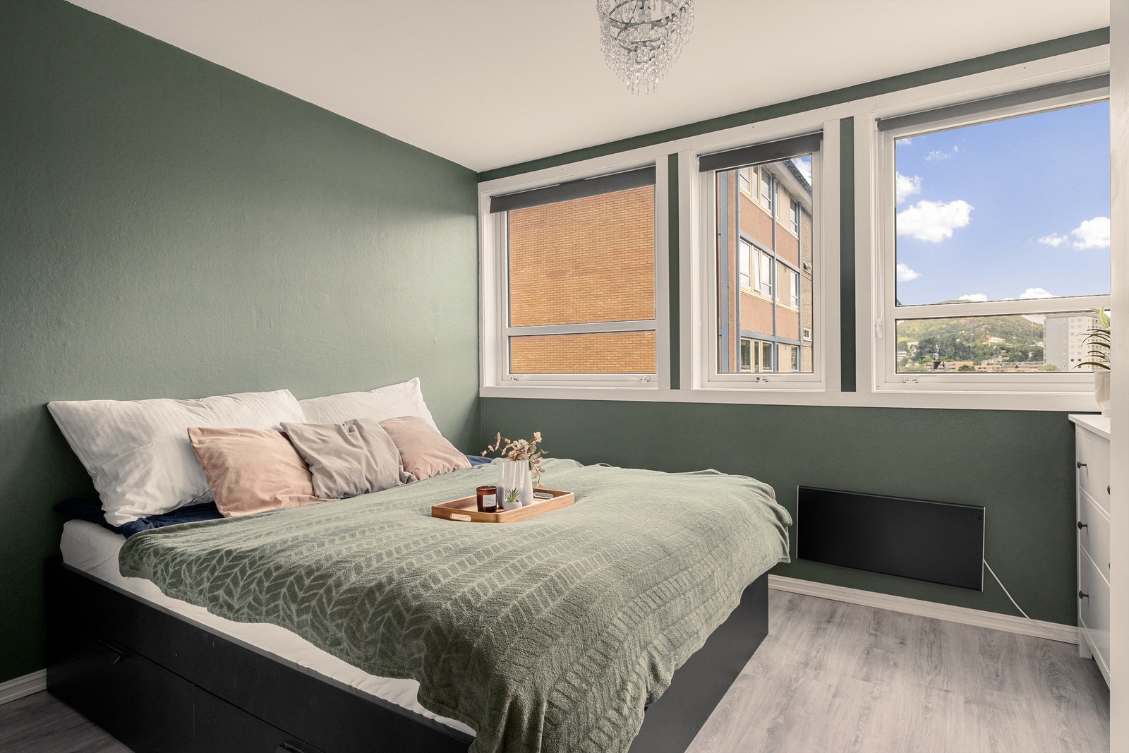 - Boligens hovedsoverom! Luftig soverom som har rikelig med garderobeskap samt god plass til dobbeltseng og skrivebord - Galleribilde