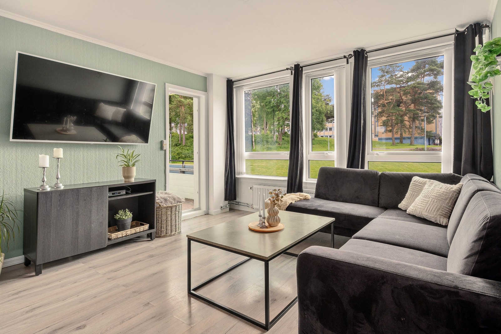 - Stuen har store vindusflater. Dette gir rikelig med naturlig lys og dermed en luftig følelse - Galleribilde