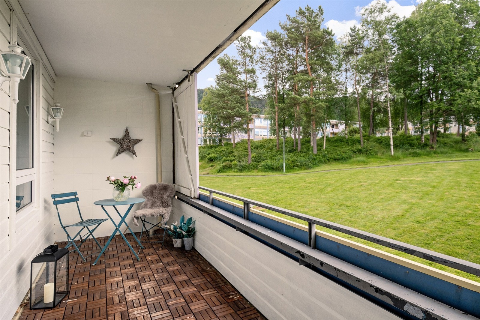 - Balkongen er sørvendt og er målt til ca. 8 m². Her kan man nyte de fine grøntarealene nabolaget tilbyr - Galleribilde