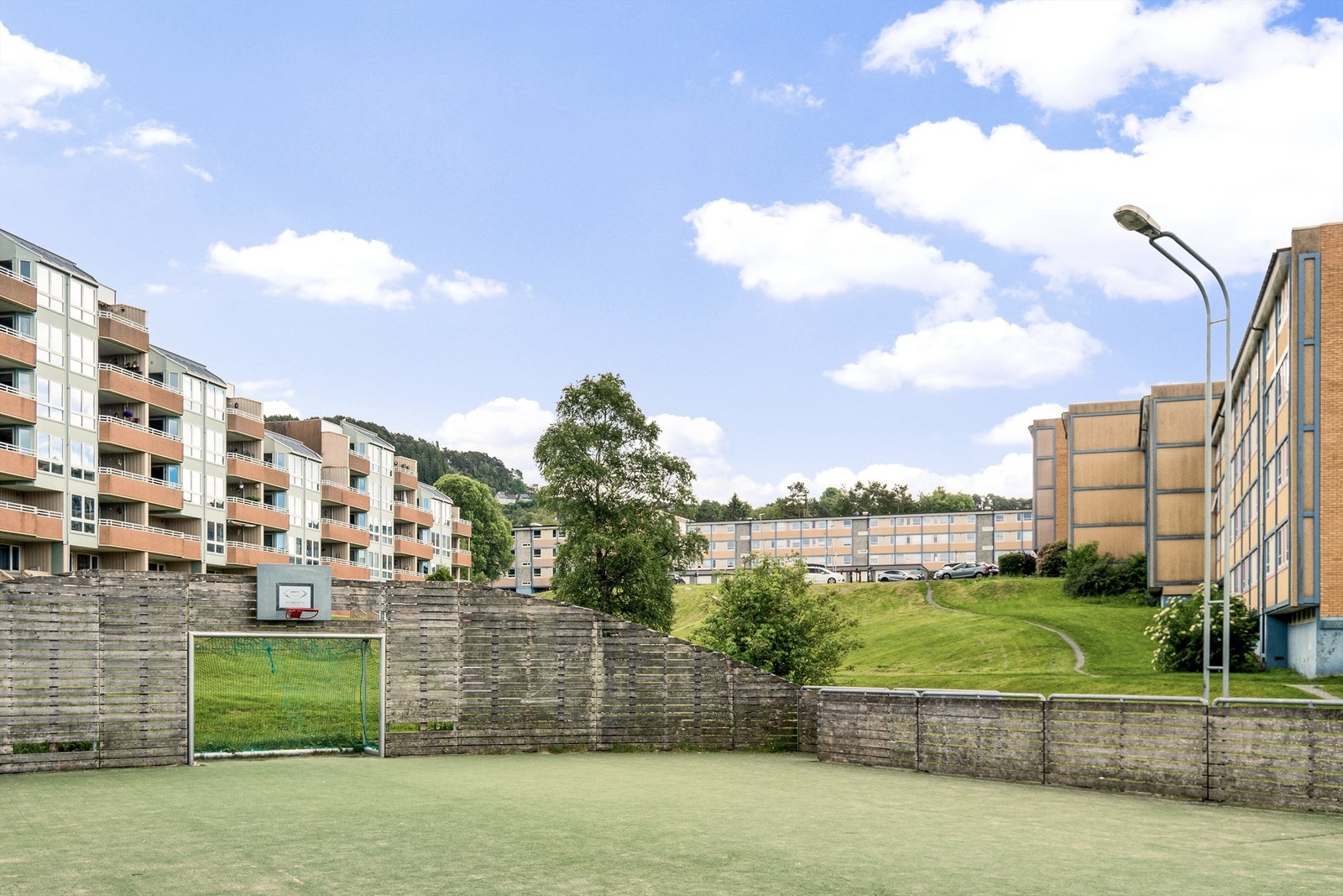 - Ballbinge rett ved leiligheten er perfekt for de små med store drømmer! - Galleribilde