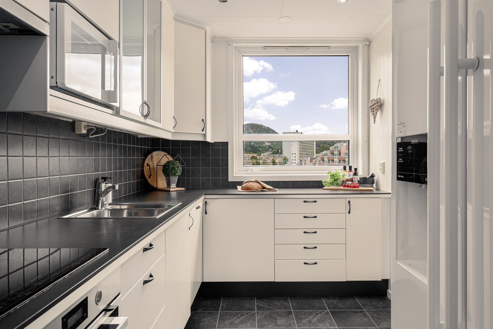 - Kjøkkenet er praktisk utformet. Integrert stekeovn, platetopp og oppvaskmaskin medfølger handel, samt kjøleskap - Galleribilde