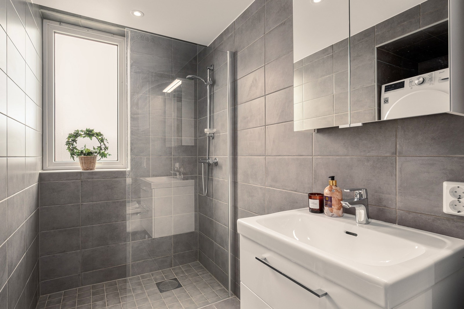 - Lekkert bad oppgradert i 2023 i regi av borettslaget - Galleribilde