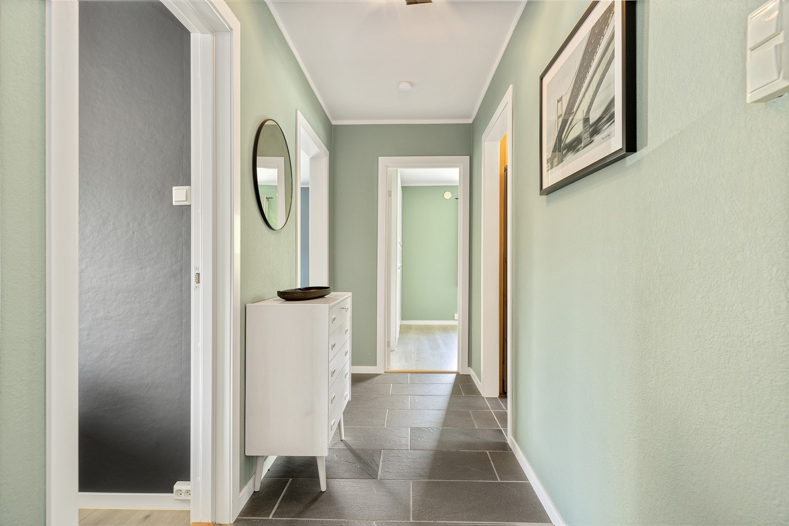 Innbydende gang med flis på gulv og malte vegger i fin farge Galleribilde