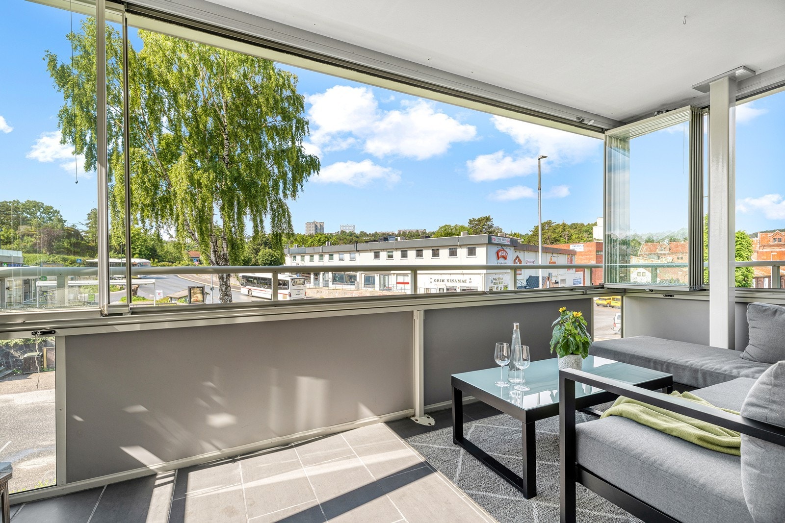 Lys og pen 3-roms med stor, solrik innglasset balkong sentralt på Grim Galleribilde