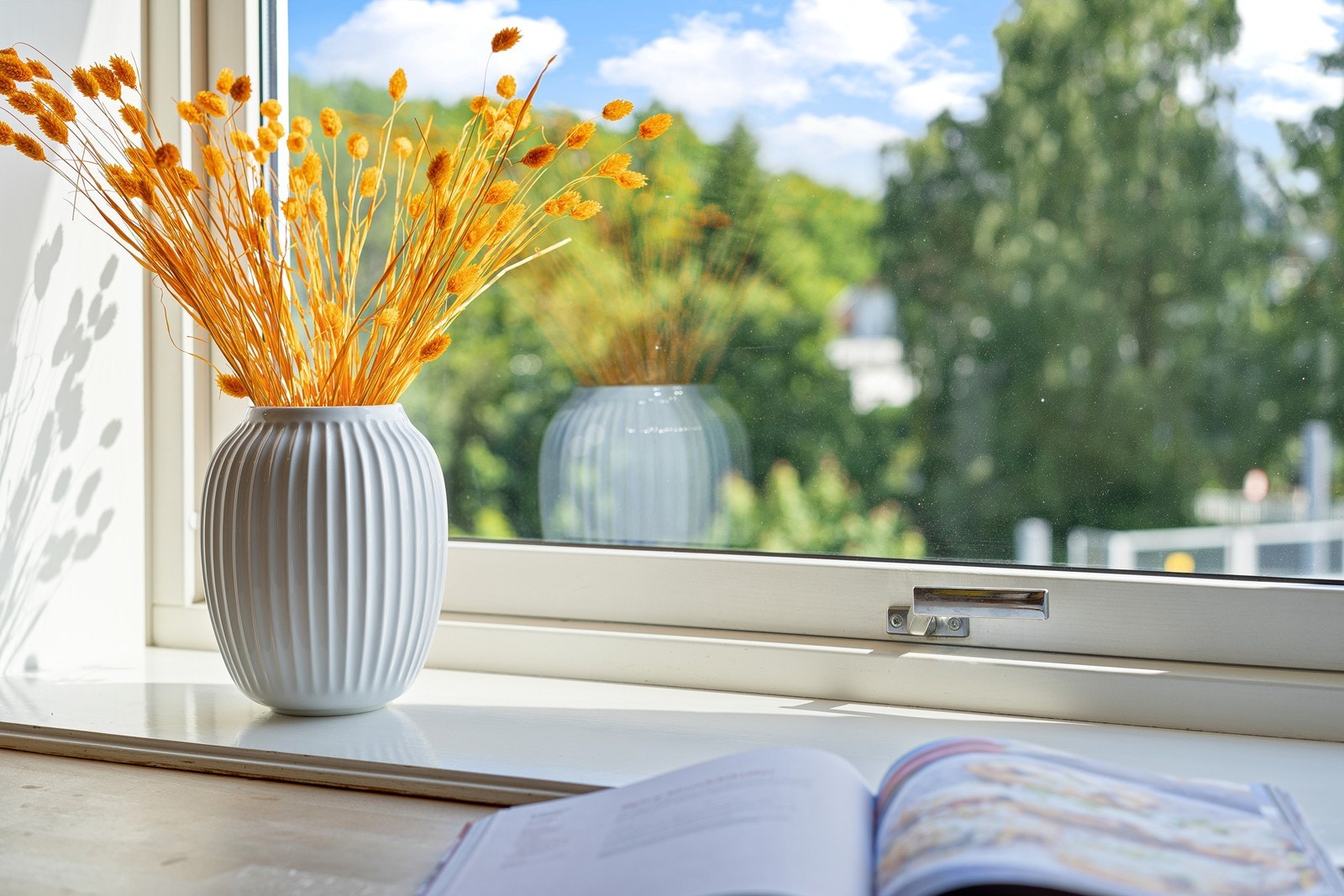 Integrert stekeovn og platetopp. Frittstående oppvaskmaskin og kjøleskap medfølger Galleribilde