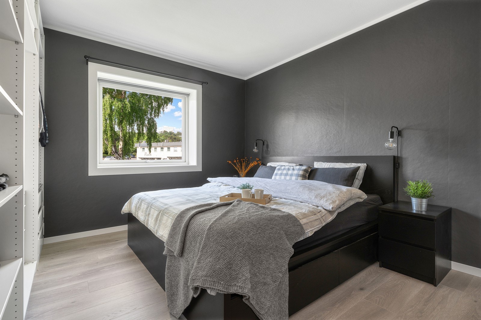 Leiligheten har to gode soverom der begge har laminat på gulv og malt tapet på vegg Galleribilde