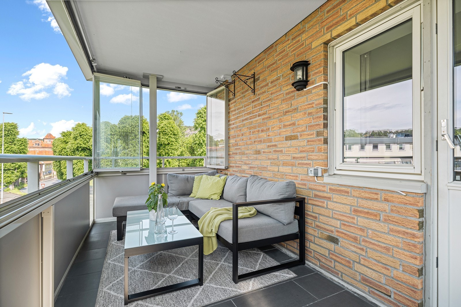 Deilig innglasset balkong med gode solforhold! Galleribilde