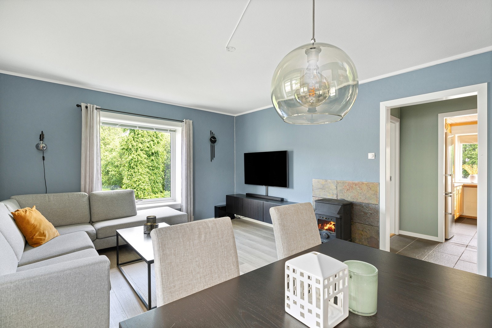 Her er det peisovn som gir effektiv oppvarming og hyggelig atmosfære på kveldstid Galleribilde