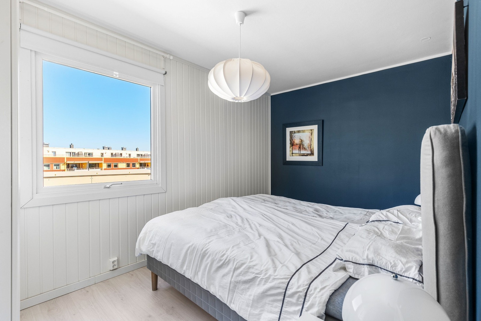 Flott soverom på 11 kvm, vendt mot rolige omgivelser. Galleribilde