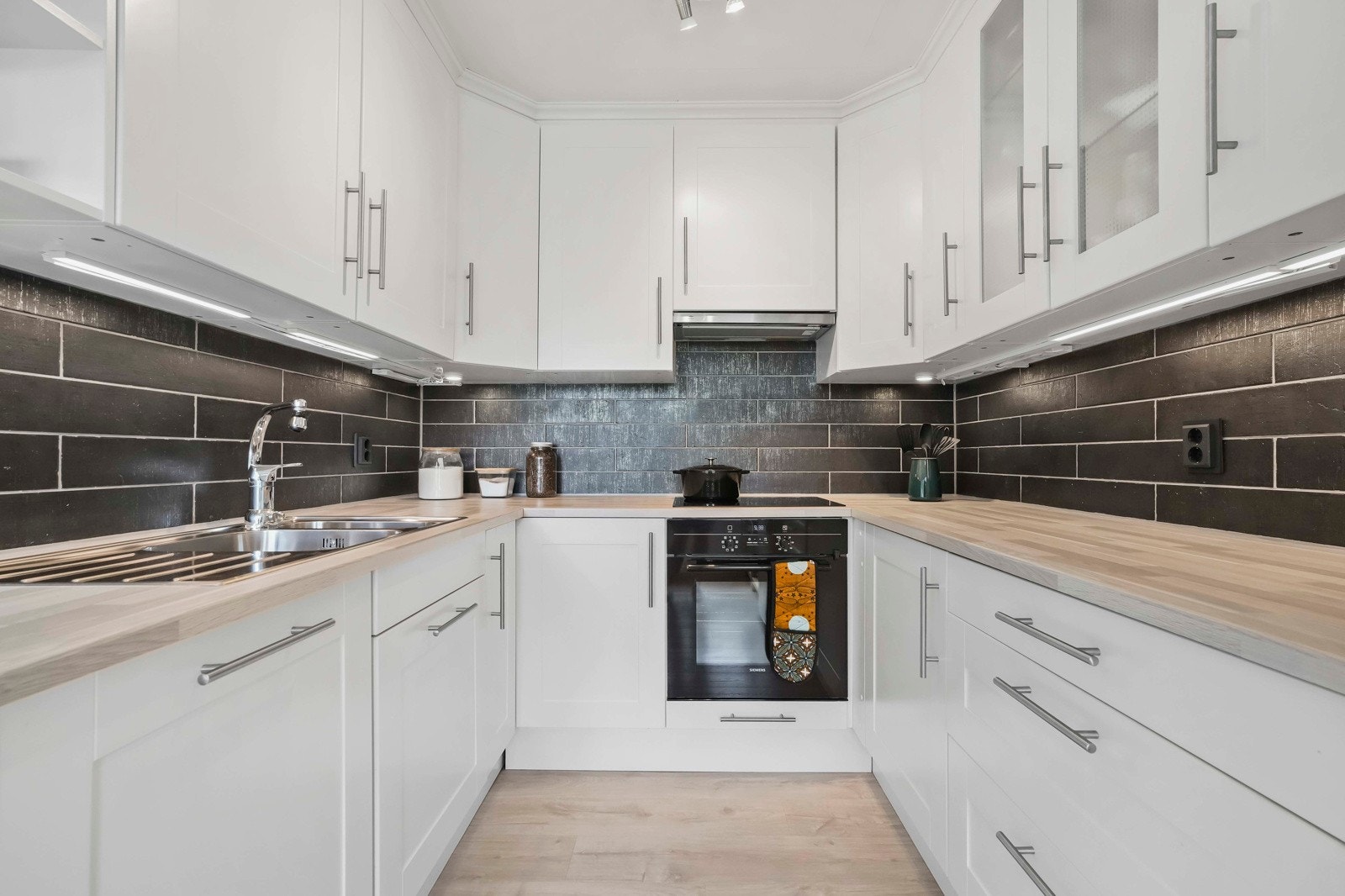 Romslig innredning fra Ikea med mye skap- og benkeplass Galleribilde