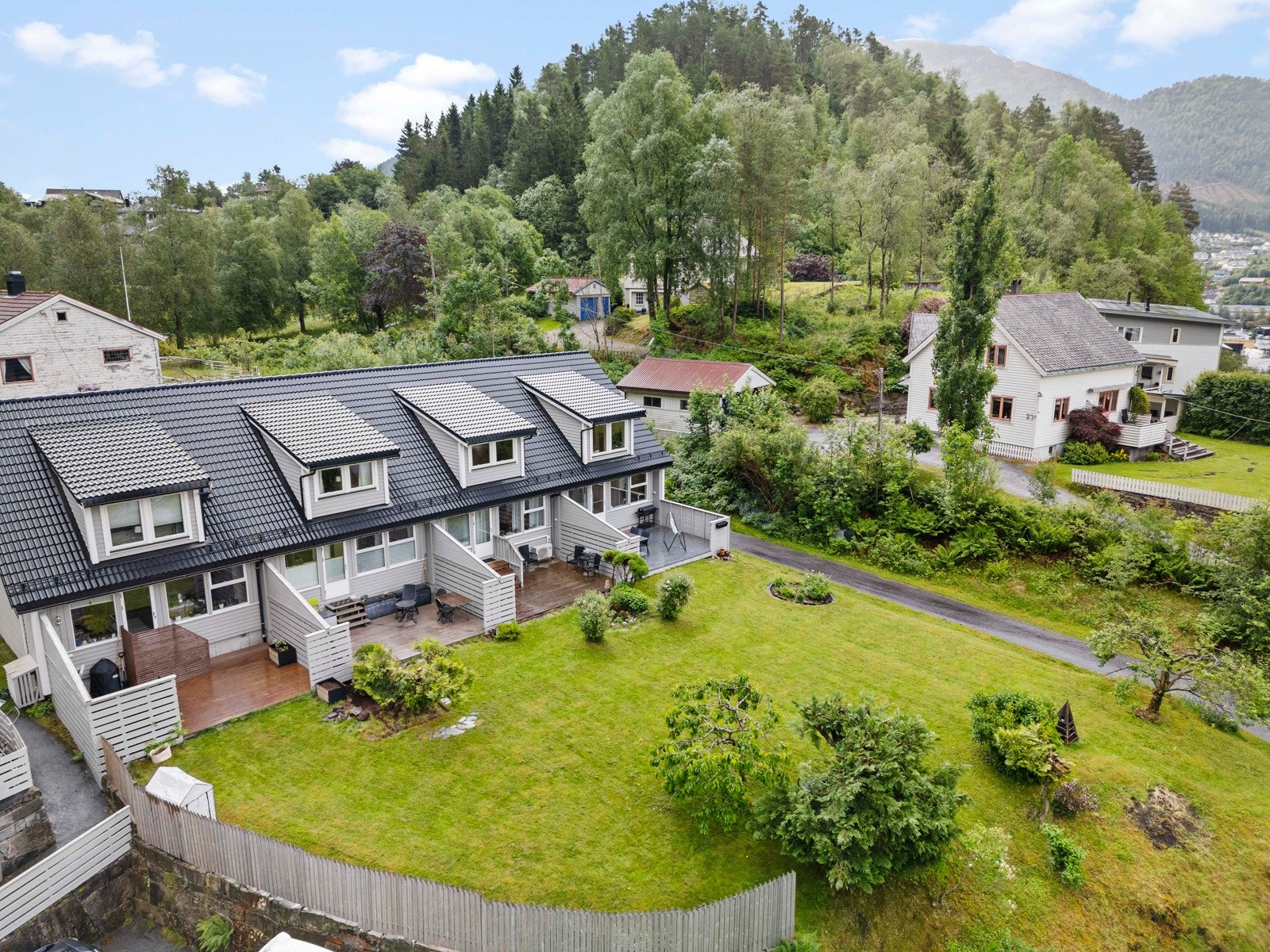 Boligen ligger fint til i enden av rekka i borettslaget Galleribilde