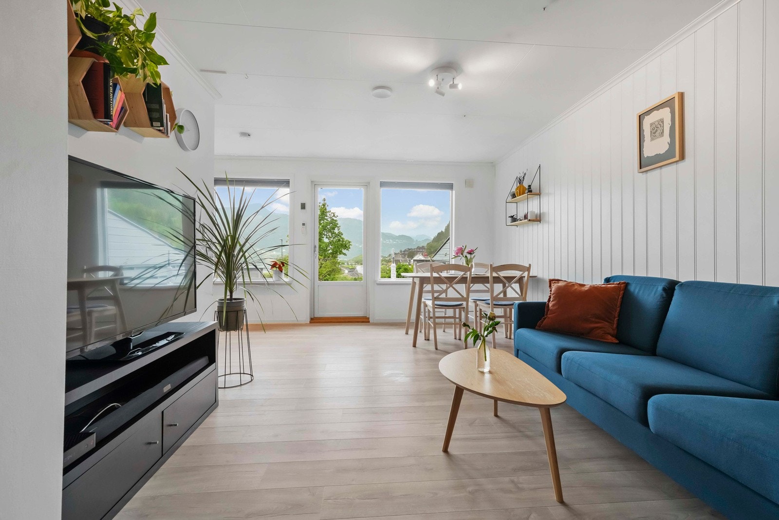 Stue på hovedplan med adkomst ut til terrassen Galleribilde