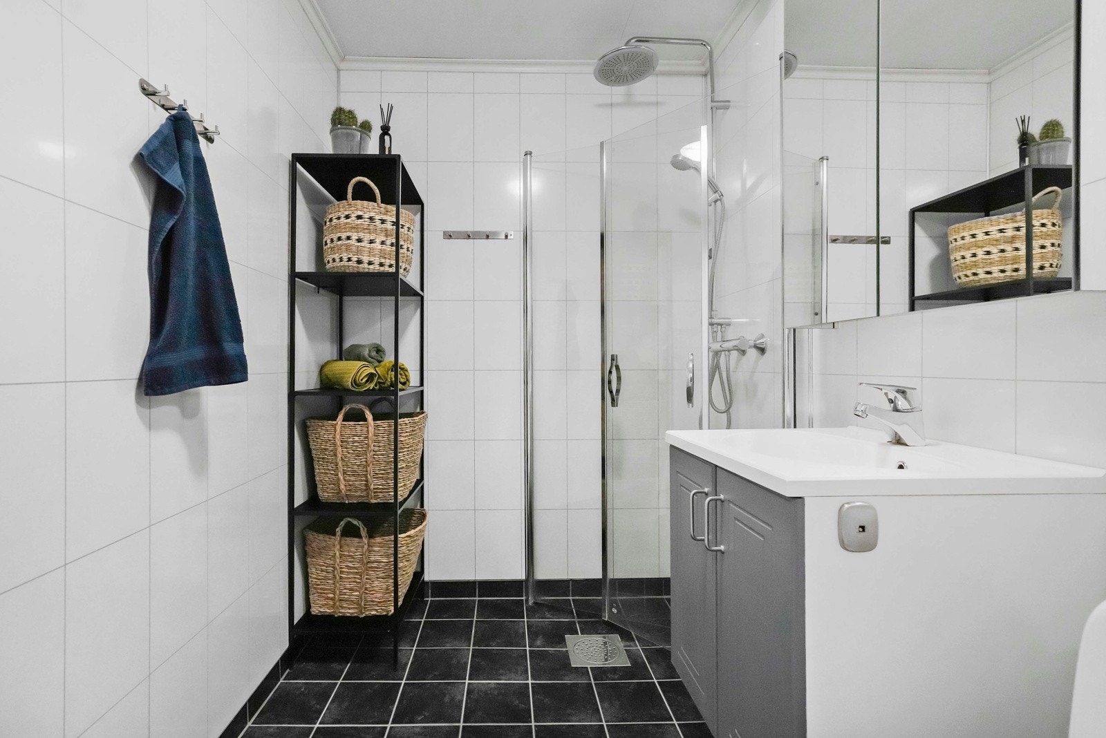 Badet ble modernisert i 2008 og har flislagt gulv og baderomsplater på veggene Galleribilde