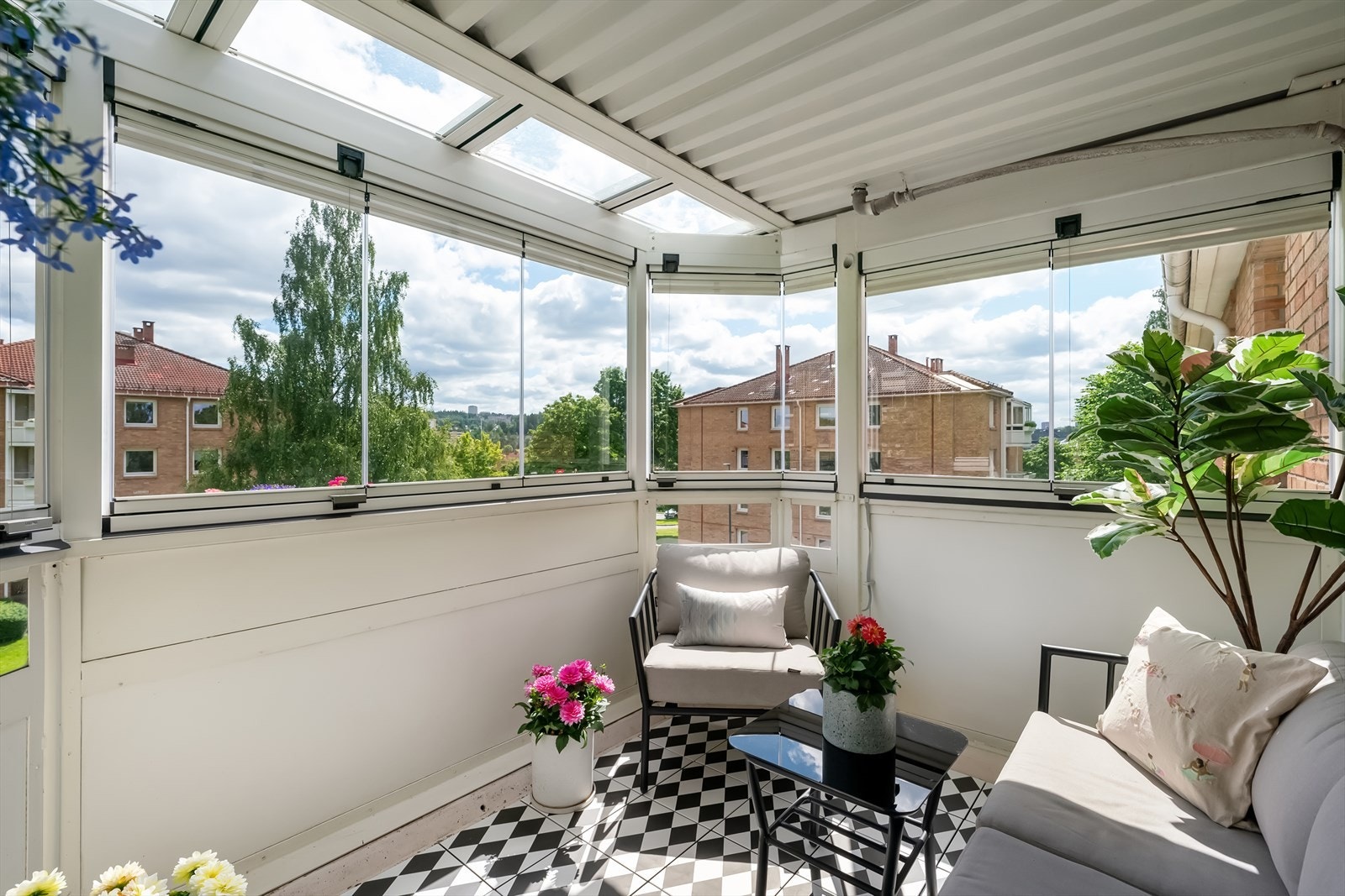 Utgang fra stuen til en herlig, innglasset balkong med sol fra ca. 06:00-16:00 om sommeren. Galleribilde