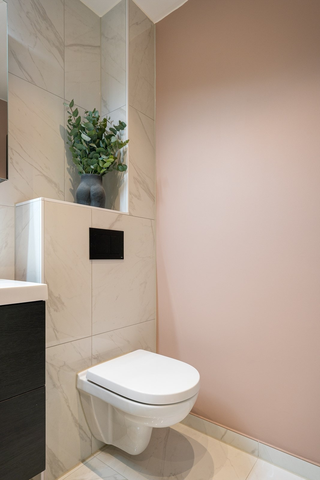 Vegghengt toalett. Smart med noen malte plater slik at man enkel kan bytte farge og "stil" på badet ved behov. Galleribilde