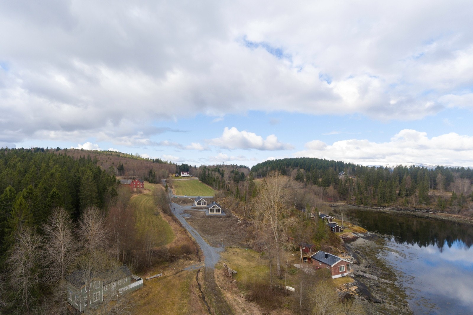 Seiskjærvegen 18 er endel av et mindre hytteområde med noen få eksisterende hytter Galleribilde