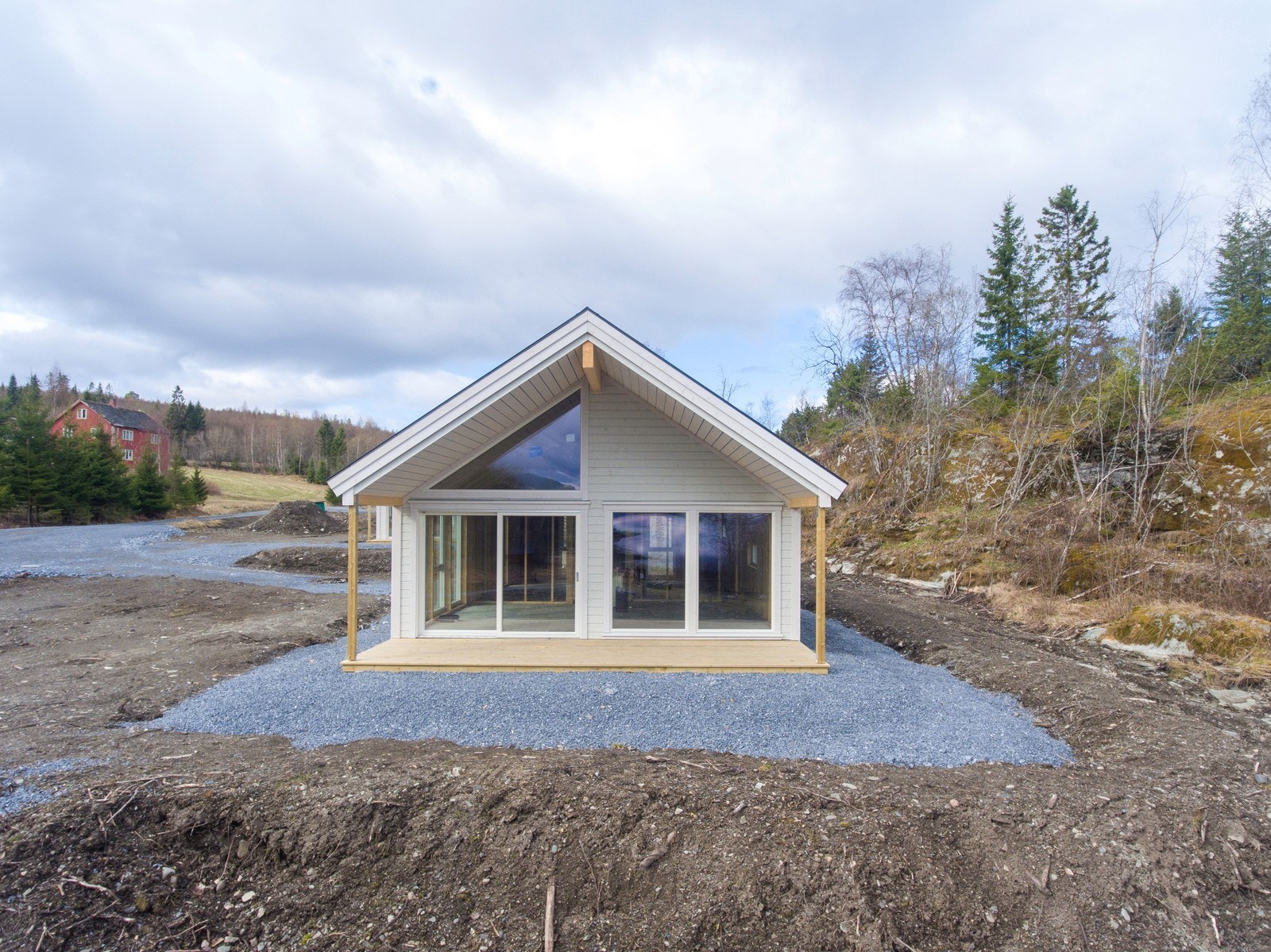 Åpen himling i fronten av hytta gir masser av lys og luft Galleribilde
