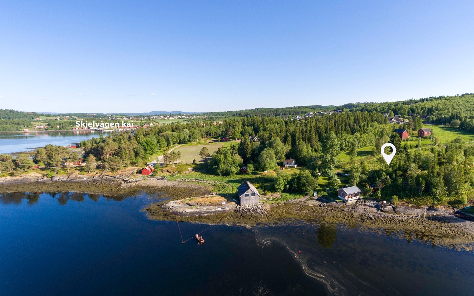 Skjelvågen kai ligger tre, fire steinkast fra Jekthaugen Galleribilde