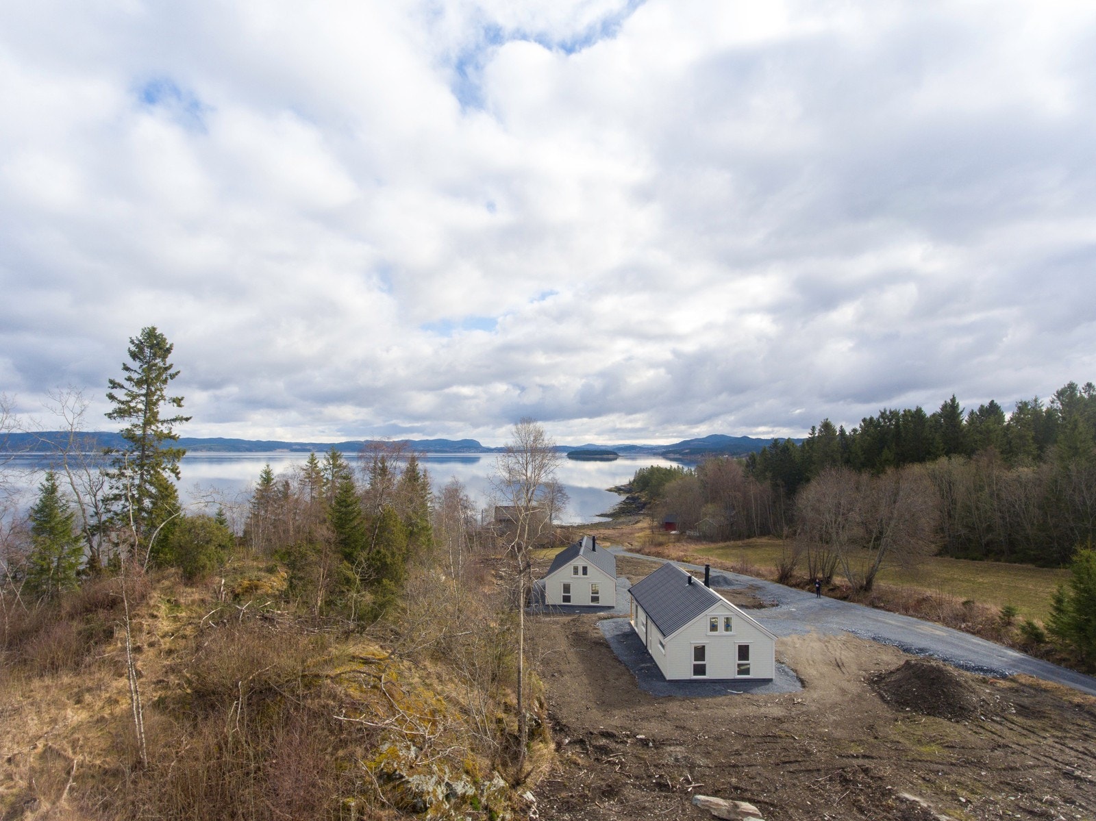 Hyttene er plassert på ulike høyder i rekke for optimalisering av utsikt mot fjorden Galleribilde