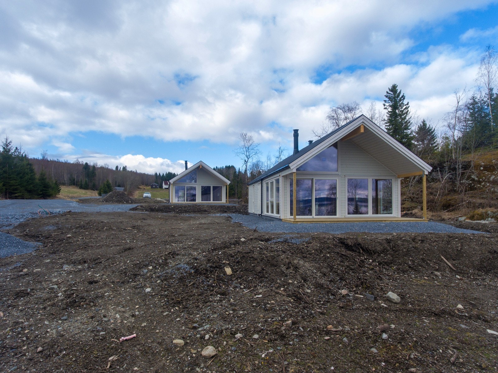 Materialvalg i eksteriøret gir hyttene et moderne klassisk uttrykk Galleribilde