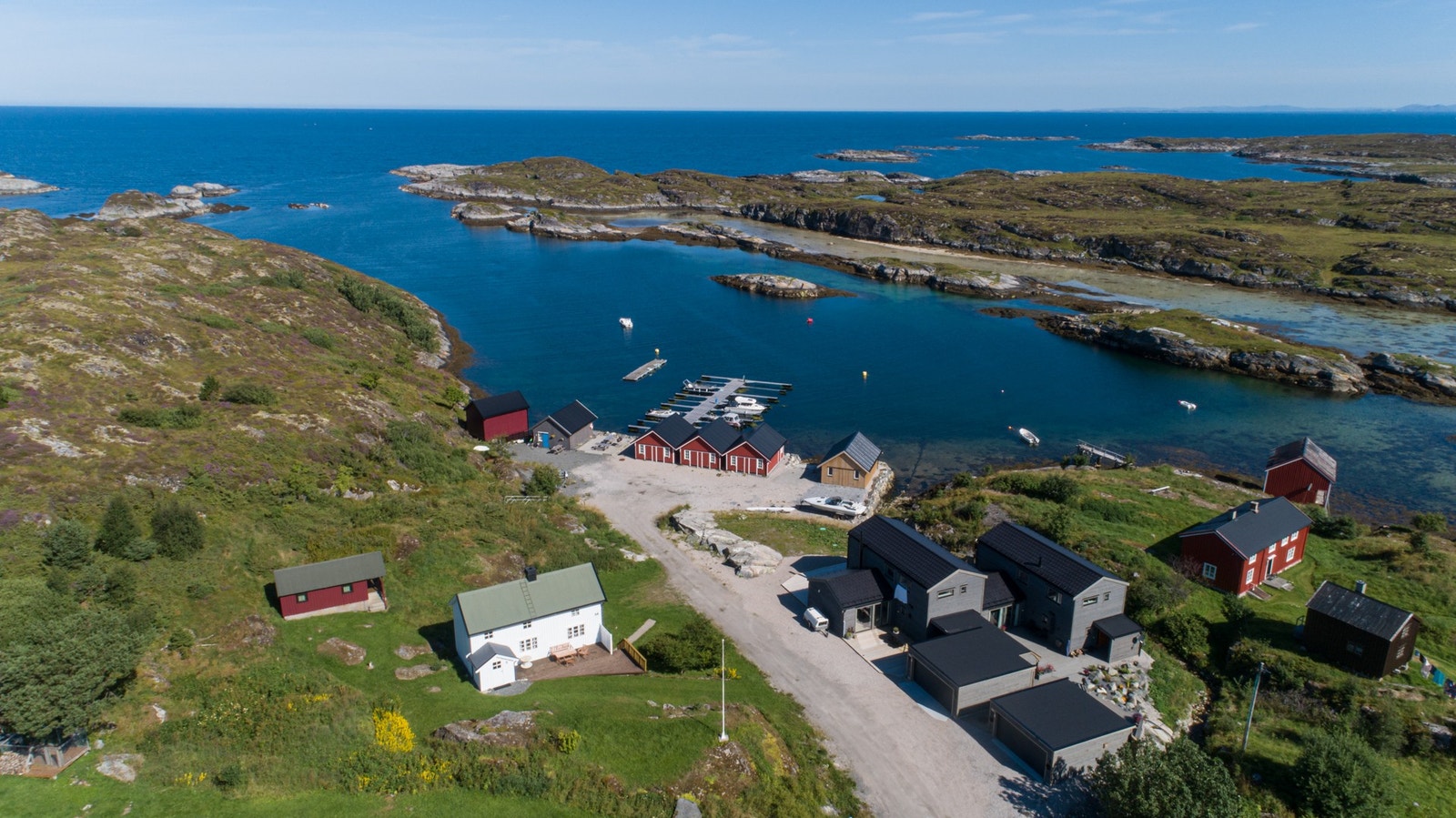 Ved Selvågan Marina er det mulighet til å kjøpe bruksrett til både naustbod og båtplass Galleribilde