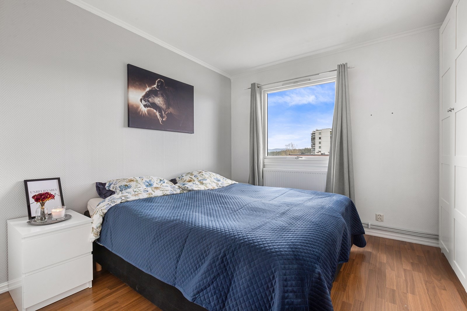 Leiligheten har 2 romslige soverom med god plass til dobbeltseng og annen innredning Galleribilde
