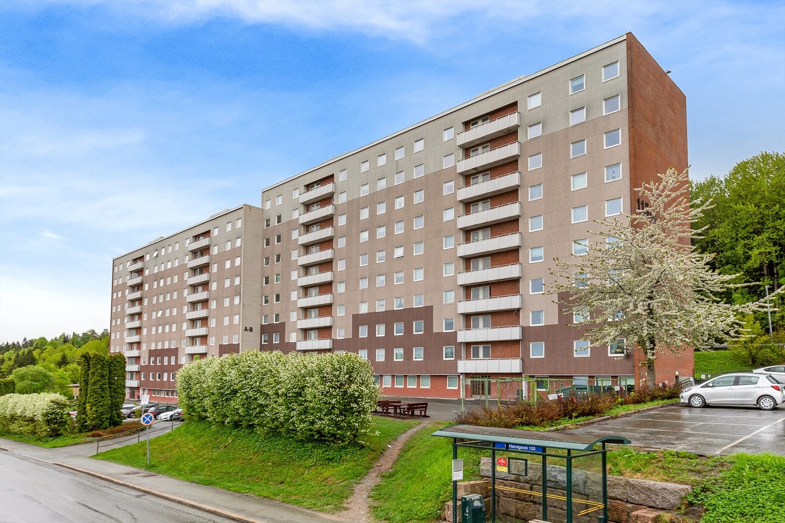 Fra leiligheten er det umiddelbar nærhet til busstopp med hyppig avgang til sentrum og togstasjon Galleribilde