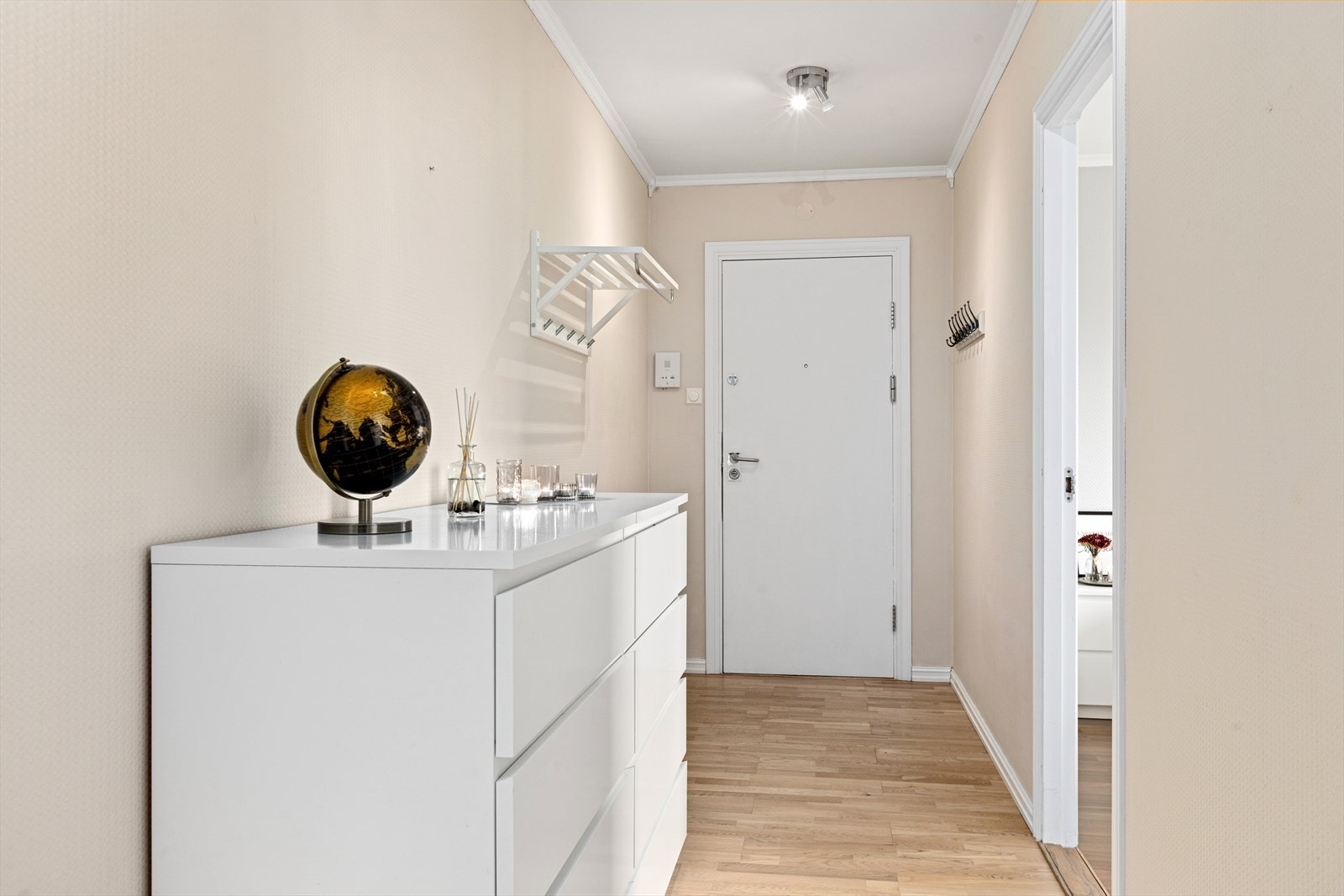 Innbydende entré/gang med god plass til å henge fra seg Galleribilde
