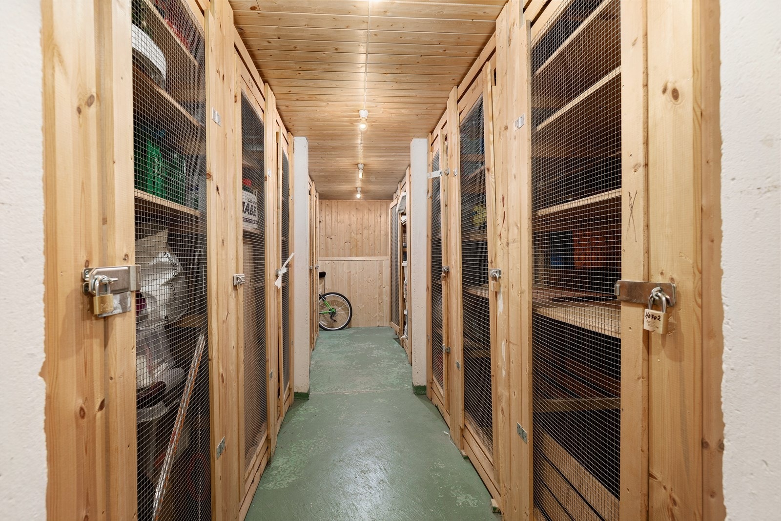 Leiligheten disponerer "matskap" plassert i fellesareal Galleribilde