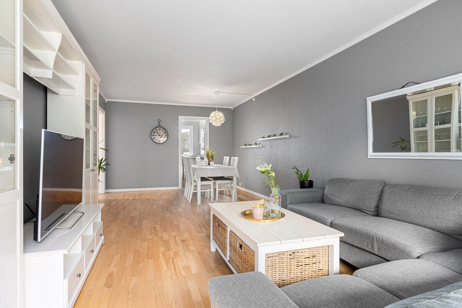 Lys og pen stue med fine fargevalg Galleribilde