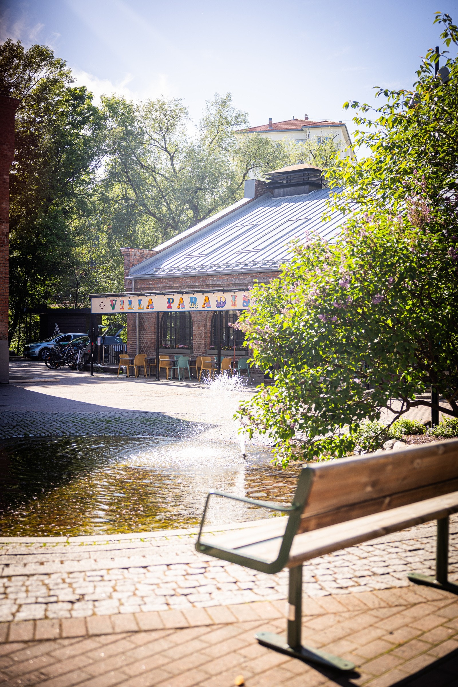 Noen meter utenfor døren finner du Lilleborg Torg med fasiliteter som spisesteder, kafe, bar, teater, badstu og badeplass. Galleribilde