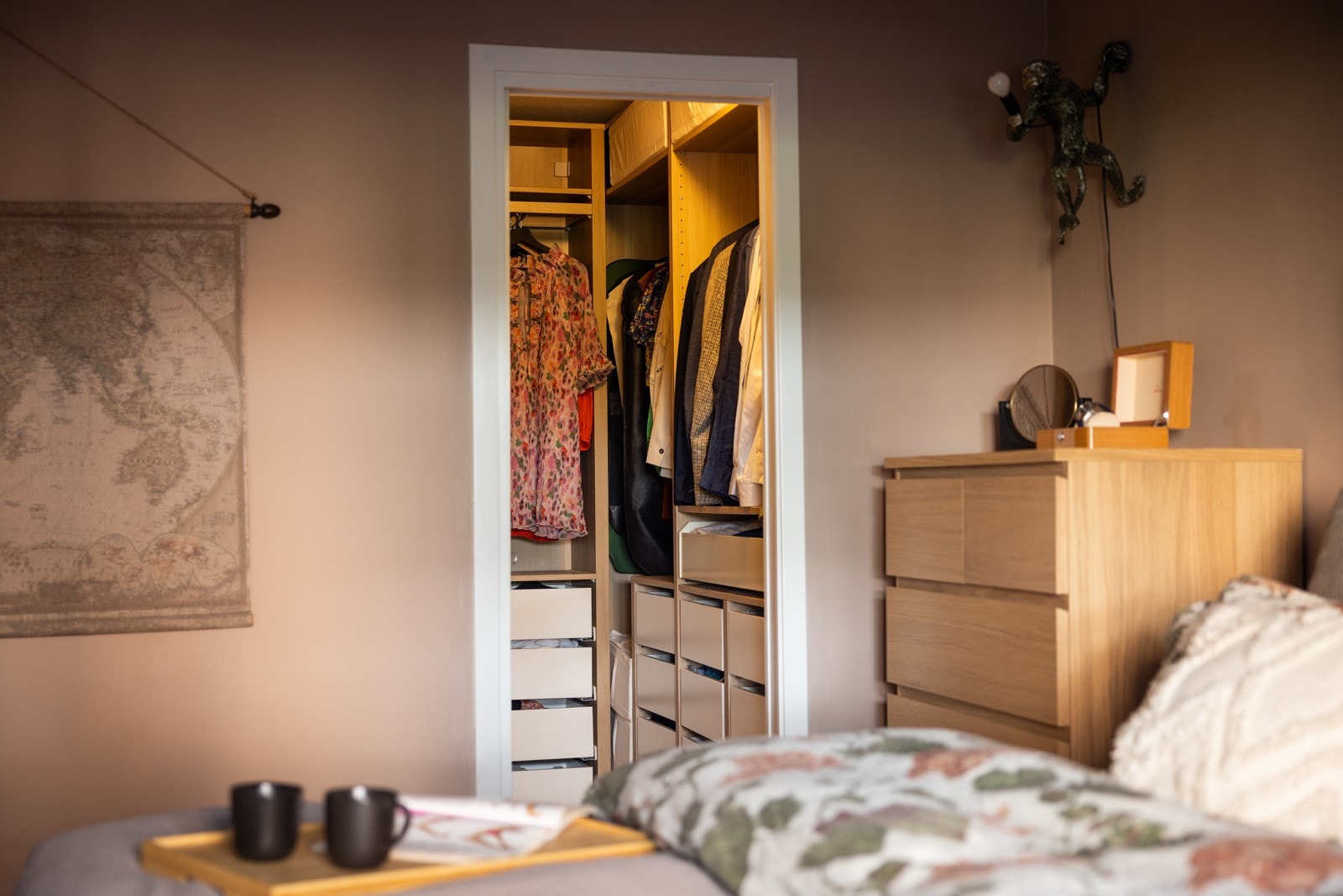 Praktisk walk-in closet med gode oppbevaringsmuligheter til klær og sko. Galleribilde