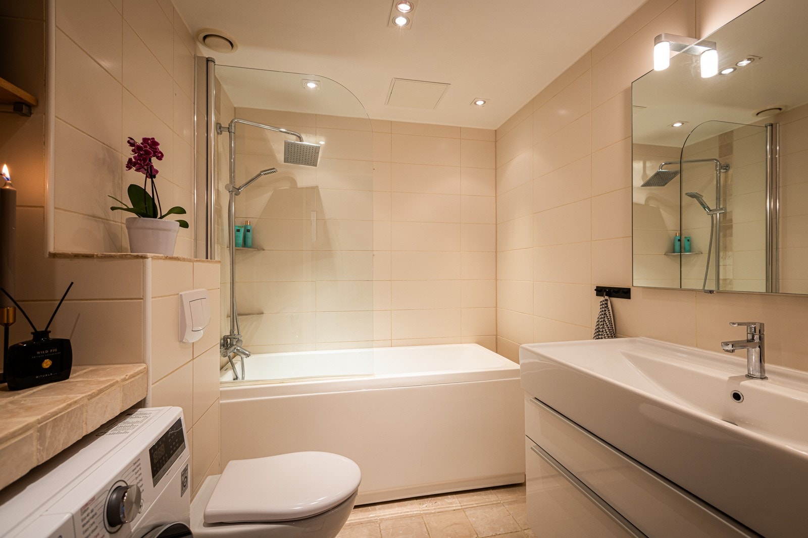 Flislagt bad/wc med varmekabler. I 2011 ble badet flissatt med opprinnelige fliser som underlag. Utstyrt med badekar med glassvegg (nytt i 2015). Galleribilde