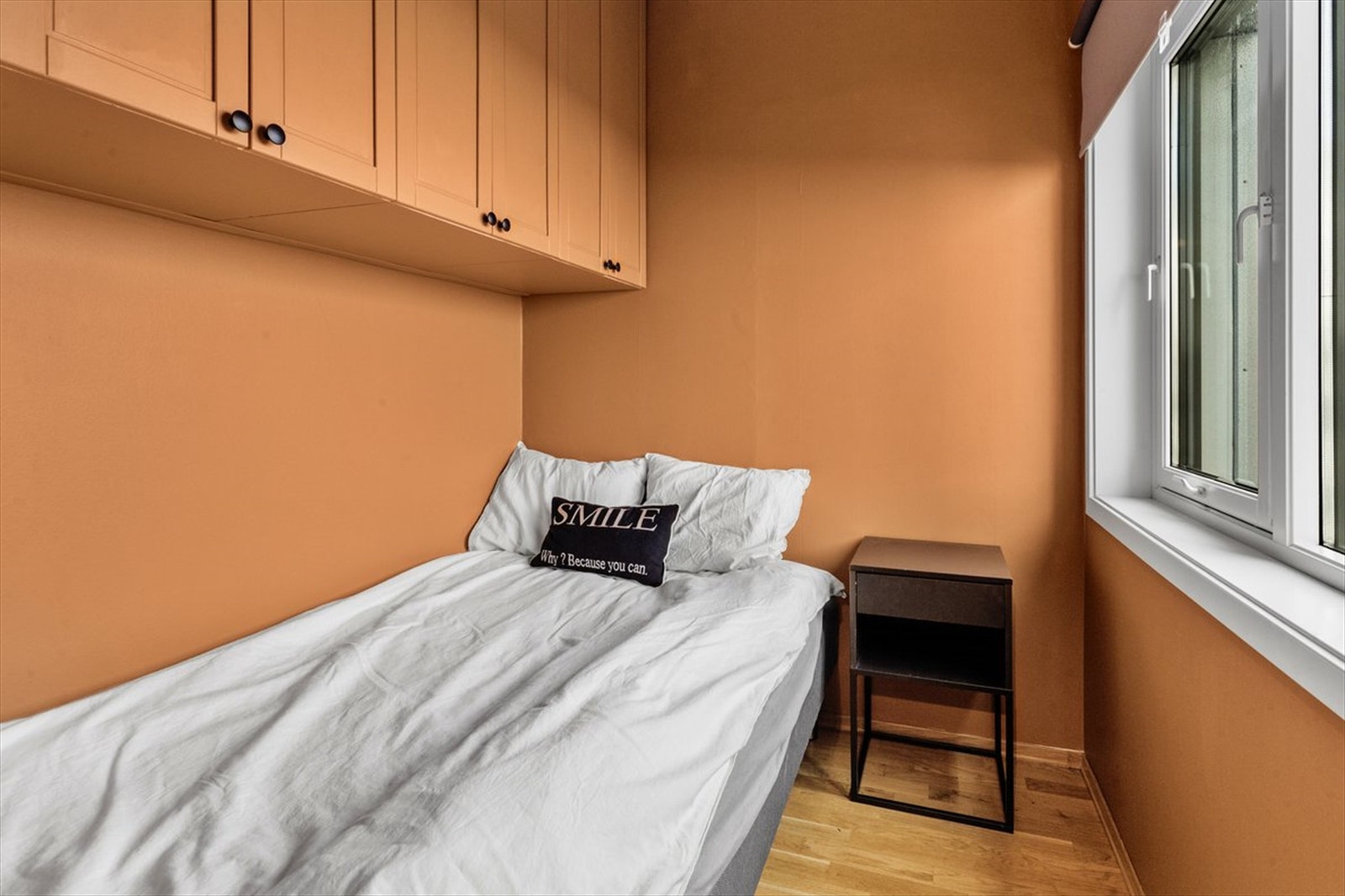 Soverom med god oppbevaringsplass. Galleribilde