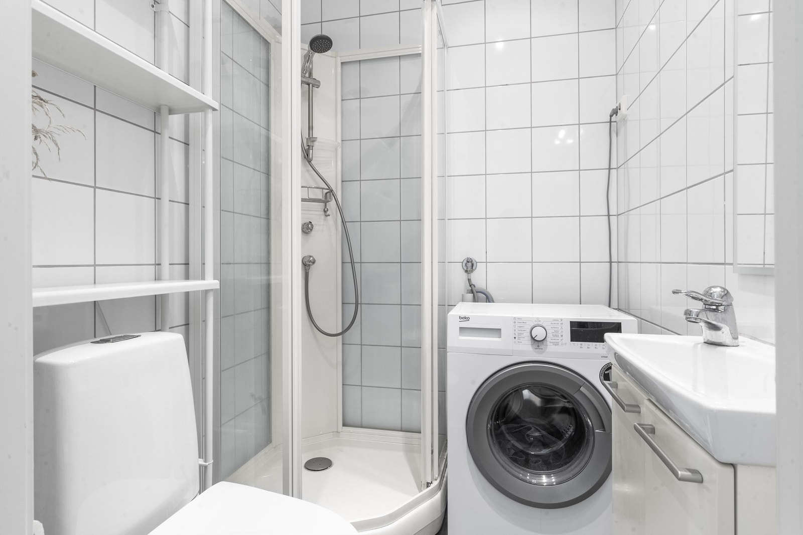 Flislagt bad med opplegg for vaskemaskin. Galleribilde