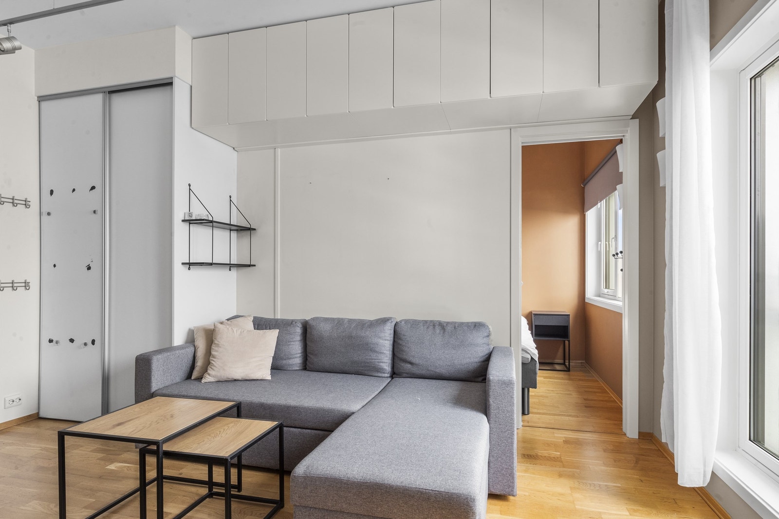 Stue med med smarte oppbevaringsløsninger. Galleribilde