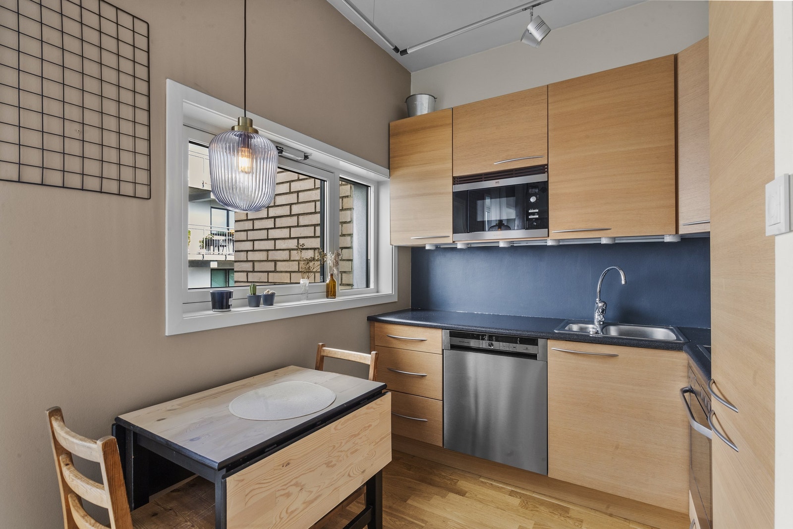 Leiligheten har et pent og praktisk kjøkken med integrerte hvitevarer. Galleribilde