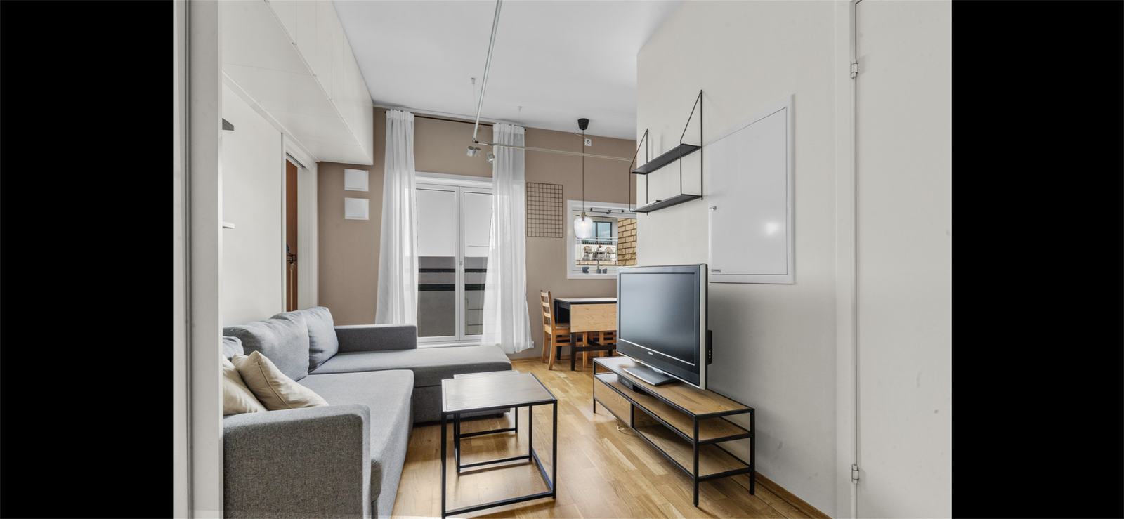 Pen stue med fransk balkong. Galleribilde