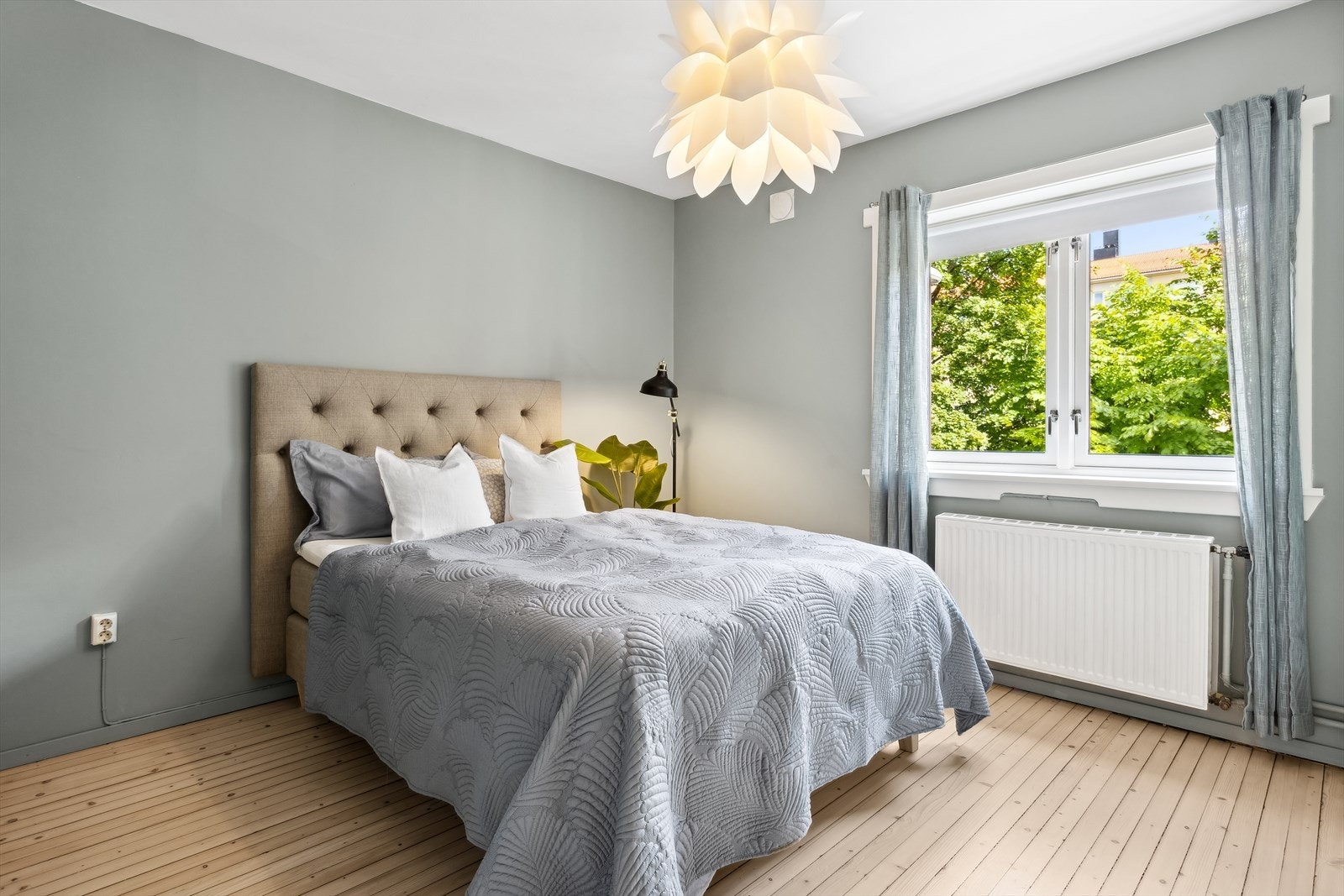 Stort soverom med plass til stor dobbeltseng og nattbord på hver side. Galleribilde