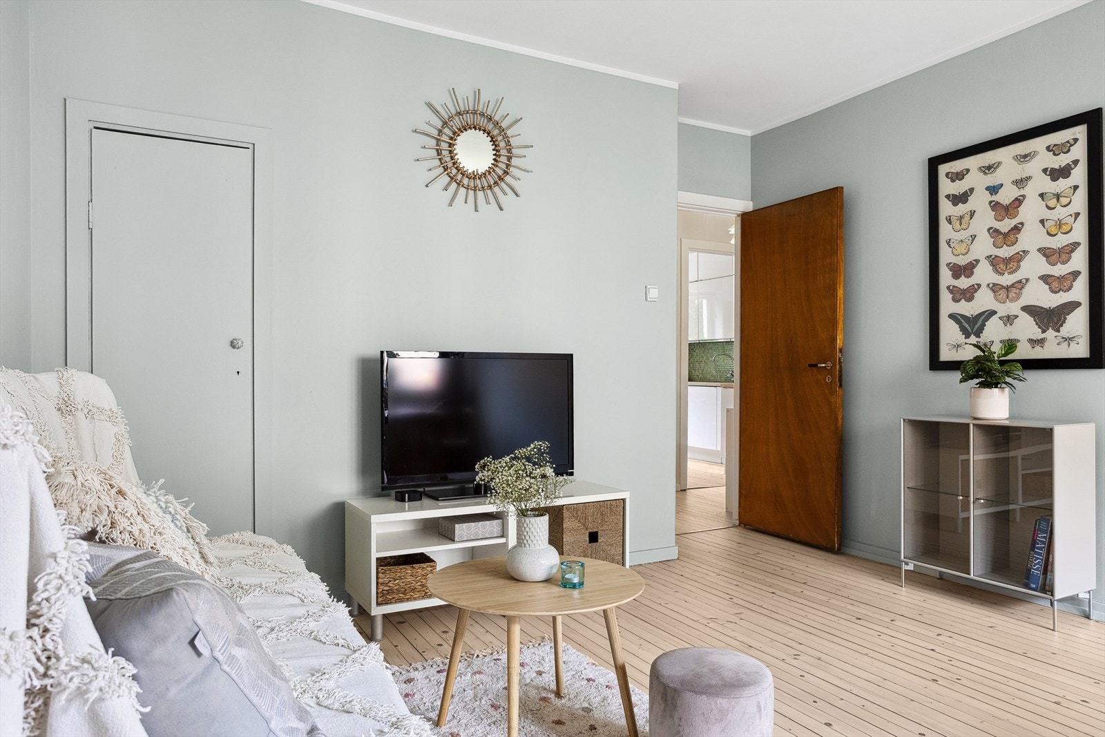 Smart kott i stuen. Enkelt av beboerne har flyttet kjøkken inn på denne veggen(bad vegg i vegg). Galleribilde