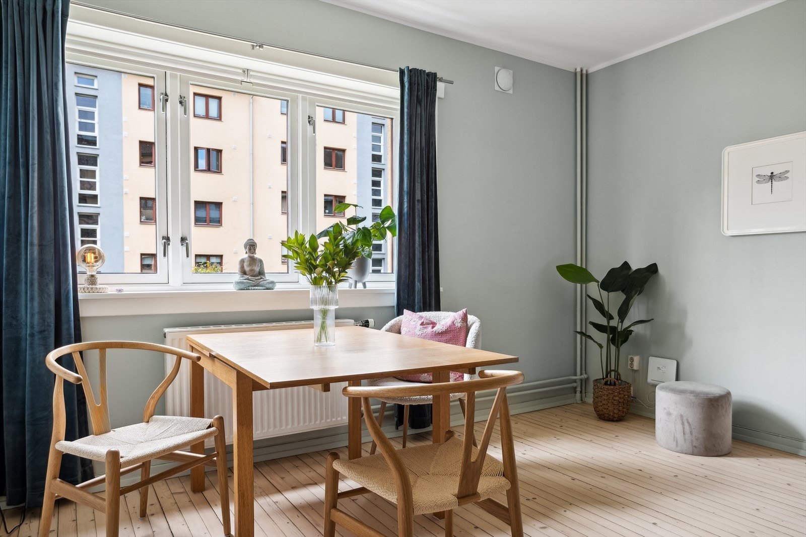 Leilighetens store vinduer gir rikelig med lysinnslipp og gjennomlys. Galleribilde