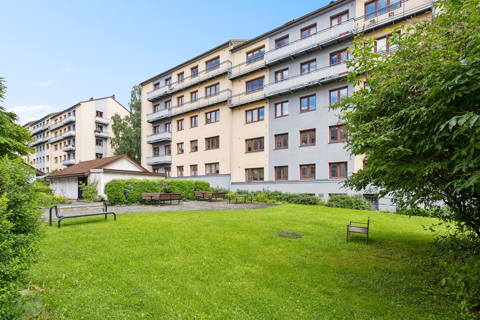 Borettslaget har nydelig fellesarealer med plen, beplantning, sittegrupper og mer. Galleribilde