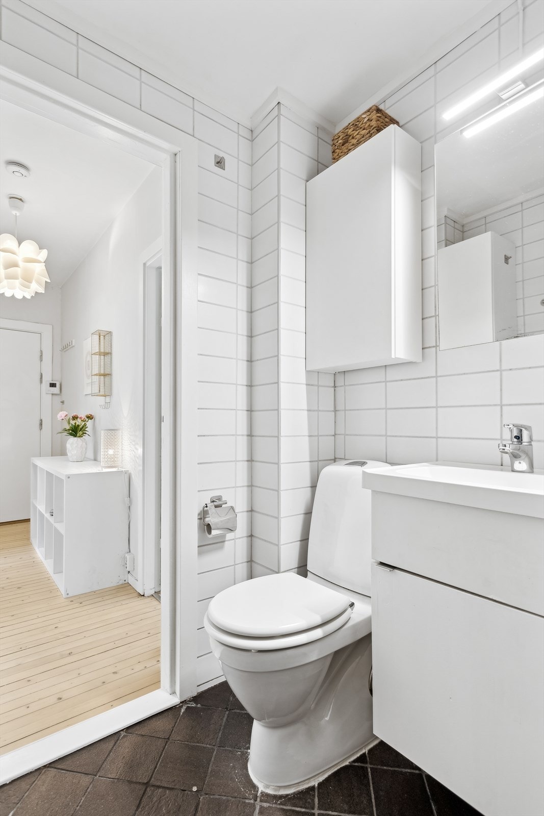 Badet har lyse og delikate flater som resten av leiligheten. Galleribilde